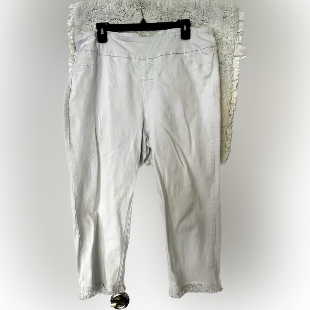 Cropped pants with fringe